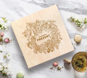 Juego de tés florecientes en caja con grabado
